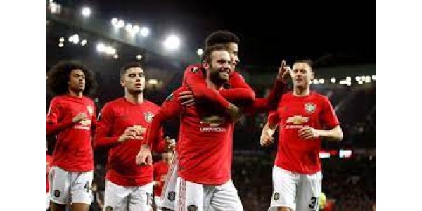 Signeringshendelsen mellom Manchester United og Manchester City i sommer